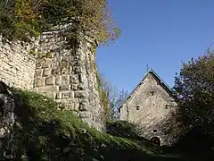 Vestige de muraille et chapelle.