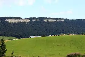 Vue de la roche Champion depuis Chapelle-des-Bois