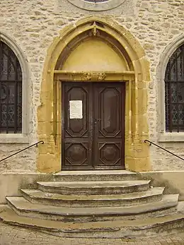 Porte de la chapelle Saint-Fortunat (XIVe-XVe siècle).