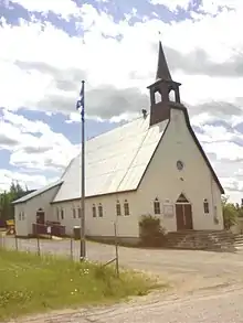 Un bâtiment religieux recouvert de tôle et d'aluminium.