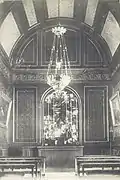 Photographie en noir et blanc de l'intérieur d'une chapelle.