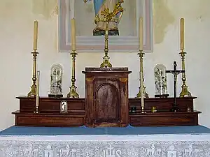 Tabernacle et crucifix sur l'autel de la chapelle Sainte-Camille de Chevigny.