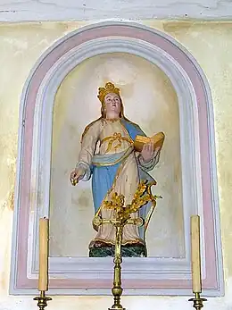 Niche abritant la statue de sainte Camille dans la chapelle de Chevigny.