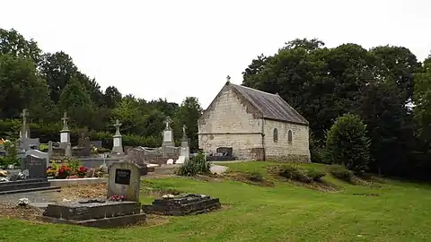 La chapelle Saint-Pierre au milieu du cimetière.