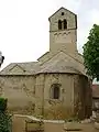 La chapelle de Domange : abside, clocher et chapelle gothique (à gauche).