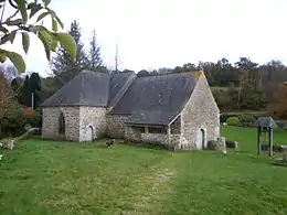 Le plus petit fragment (bénitier) est à droite de la porte de la chapelle.