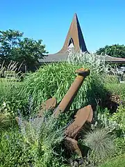 L'ancre du Virgo conservée devant l'église Notre-Dame des Dunes à Mimizan-Plage