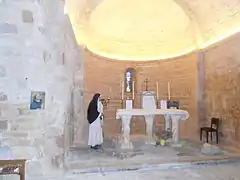 La sœur dominicaine dans le chœur de la chapelle.