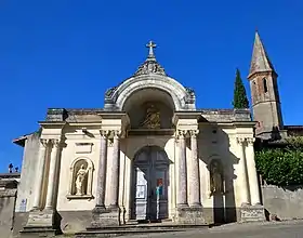 Le porche de la chapelle