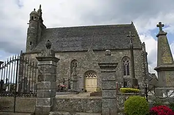 La façade et l'entrée de la chapelle