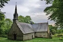 Chapelle Notre-Dame-de-Manéguen : vue extérieure d'ensemble.