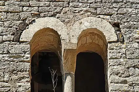 Arcs des baies géminées, au cordon de basalte dégradé.