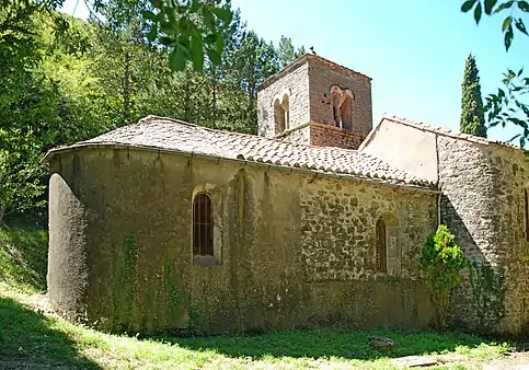 Le chevet enduit et la chapelle en moellons.