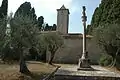 Vue du jardin avec le tombeau