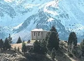 La Grosse Tête est située au nord de la chapelle Notre-Dame-des-Anges d'Orelle.