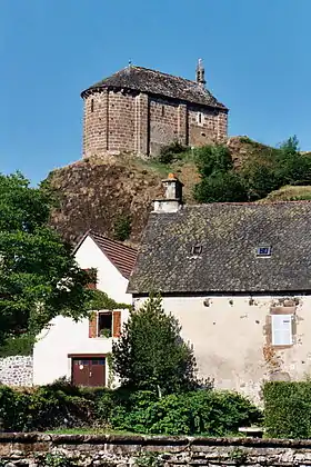 La chapelle surplombant le village au sommet de son rocher