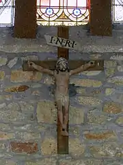 Statue du Christ en croix.