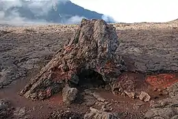 Hornito de scories soudées dans la caldera de l'Enclos Fouqué du Piton de la Fournaise sur l'île de la Réunion	.
