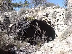 Voûte semi-enterrée, devant la chapelle.