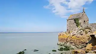 La chapelle avec la mer. Avril 2017.