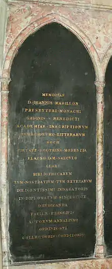 Photo de la grande plaque funéraire, en latin, de Jean Mabillon dans l'église Saint-Germain-des-Prés.