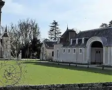 La chapelle Saint-Charles, à gauche des communs.