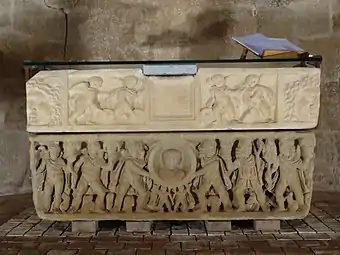 Le sarcophage servant de socle à l’autel.