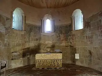 Le chœur avec le sarcophage.