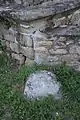 Pierre (omphalos ?) devant la façade sud de la chapelle Saint-Gildas.