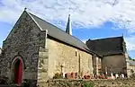 Chapelle de Saint-Gobrieny compris la maison du chapelain, le cimetière entourant la chapelle et la croix datée de 1604