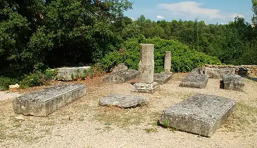 Pierres tombales de seigneurs de Vénéjan.