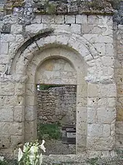 Porte de la chapelle vue depuis le cimetière.