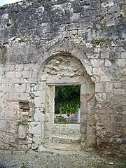 Porte de la chapelle, de l'intérieur de la nef.