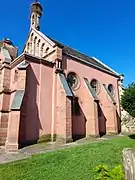 La chapelle, vue latérale, contreforts et fenêtres.