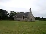 La chapelle Saint-Cado, dans son décor de verdure.