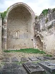 Le chœur de la chapelle Saint-Lannes et le mur sud.