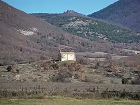 Le Chastelard dominant la chapelle Saint-Michel de Bertranet