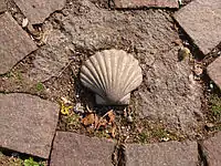 Sculpture d'une coquille marquant le chemin de Saint-Jacques de Compostelle