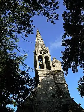 La façade occidentale et le clocher de la chapelle de la Véronique de Bannalec.