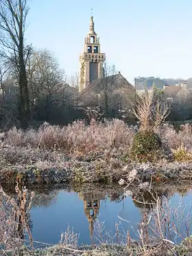 La flèche de la chapelle Saint-Fiacre se reflétant dans les eaux du fleuve côtier la Flèche à Pont-du-Châtel.