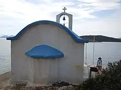 Chapelle d'Ágios Nikólaos face au cap Ákra Chaïdári.