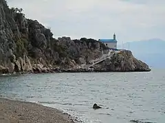 La chapelle d'Ágios Nikólaos n'est accessible que par la mer.