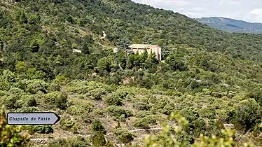 La chapelle sur le flanc est du Mont Tauch