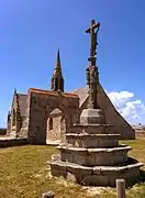 Le calvaire et la chapelle.