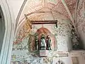 La chapelle seigneuriale et ses fresques murales ; groupe statuaire de "saint Yves entre le riche et le pauvre".