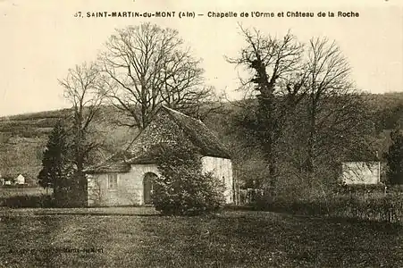 Carte postale ancienne de la chapelle (à droite de l'image, le château de La Roche).