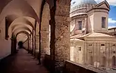 Vue d'une coursive et de l'arrière de la chapelle