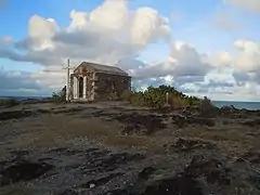 La chapelle est construite sur un promontoire dominant le site.