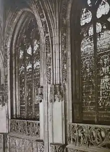 Photographie en noir et blanc montrant les deux verrières de la chapelle des Bourbons, vues depuis la galerie
