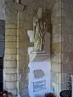 Statue de saint Vaast et le grafitti.